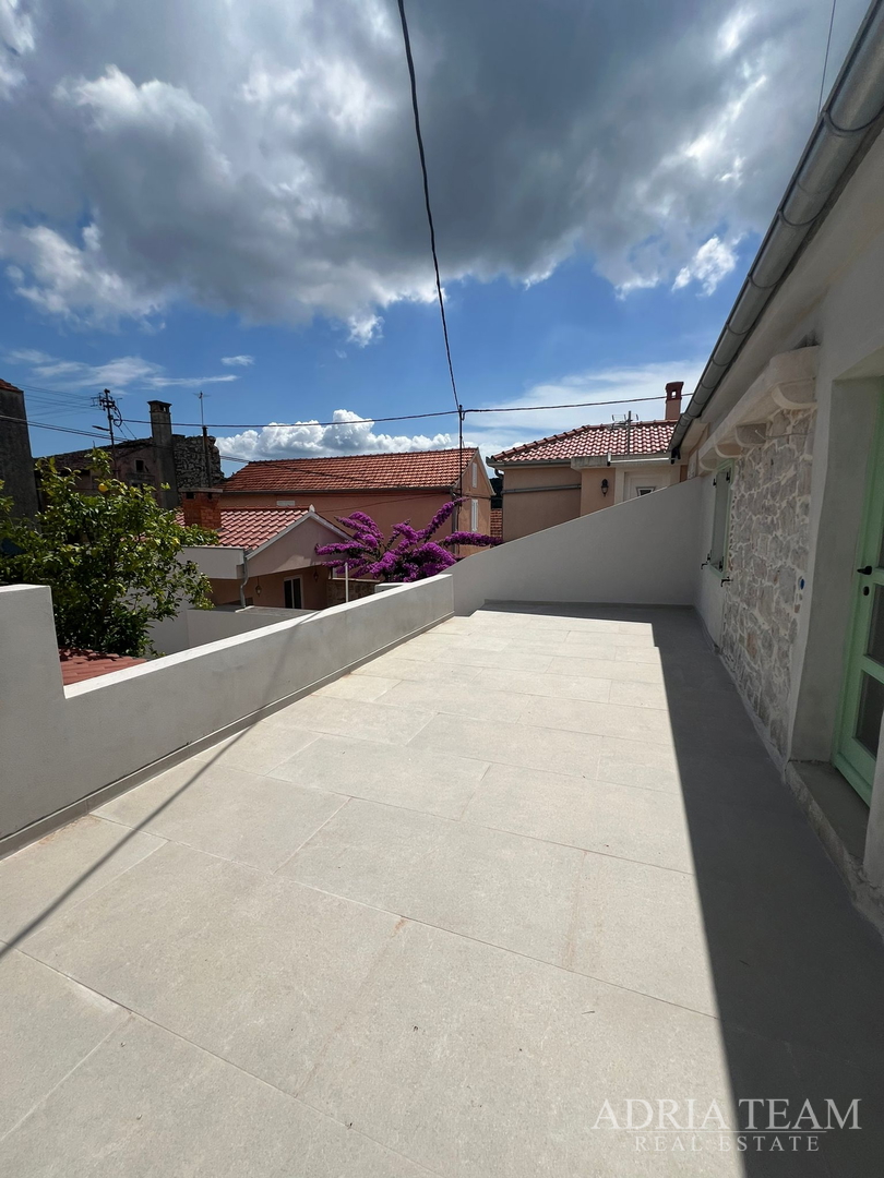 AKCIJA!!! KAMENA KUĆA RUSTIKALNOG UREĐENJA U CENTRU MJESTA - SUTOMIŠĆICA, UGLJAN