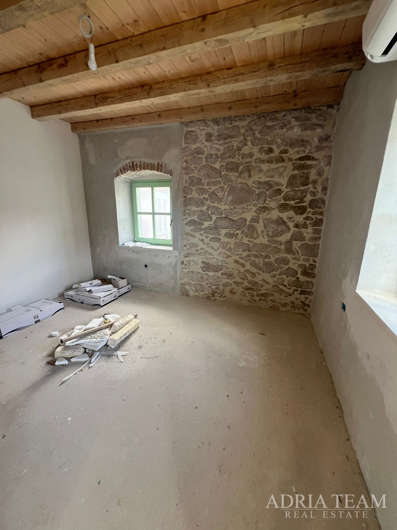 AKCIJA!!! KAMENA KUĆA RUSTIKALNOG UREĐENJA U CENTRU MJESTA - SUTOMIŠĆICA, UGLJAN