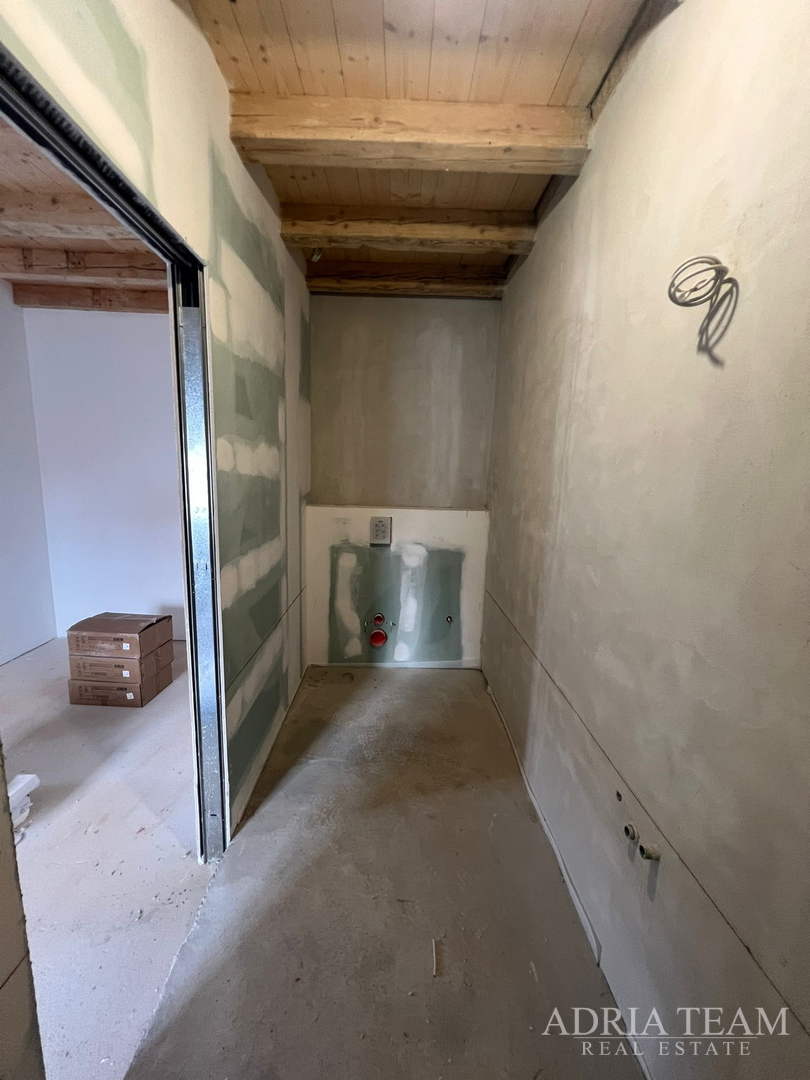 AKCIJA!!! KAMENA KUĆA RUSTIKALNOG UREĐENJA U CENTRU MJESTA - SUTOMIŠĆICA, UGLJAN