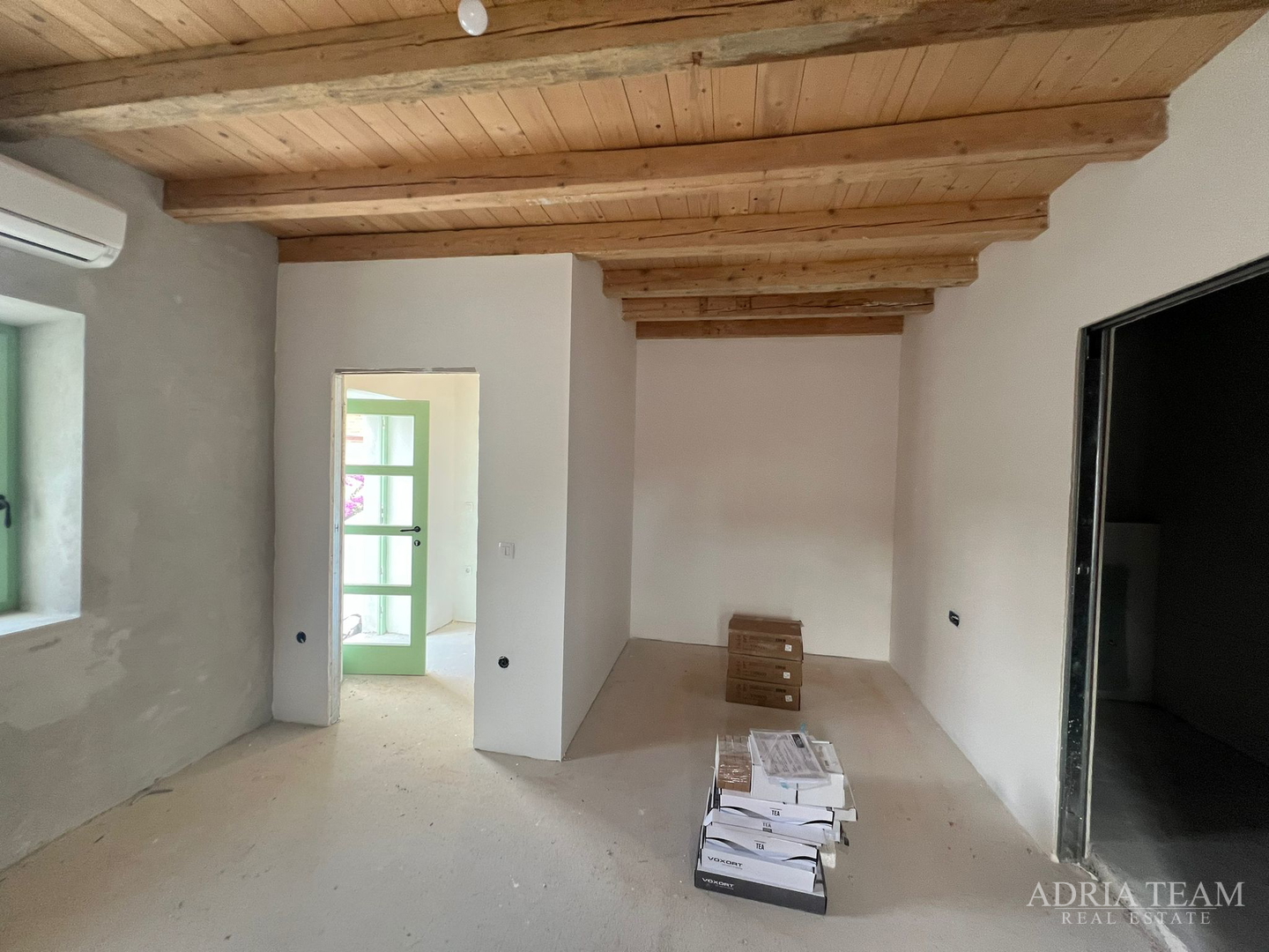 AKCIJA!!! KAMENA KUĆA RUSTIKALNOG UREĐENJA U CENTRU MJESTA - SUTOMIŠĆICA, UGLJAN