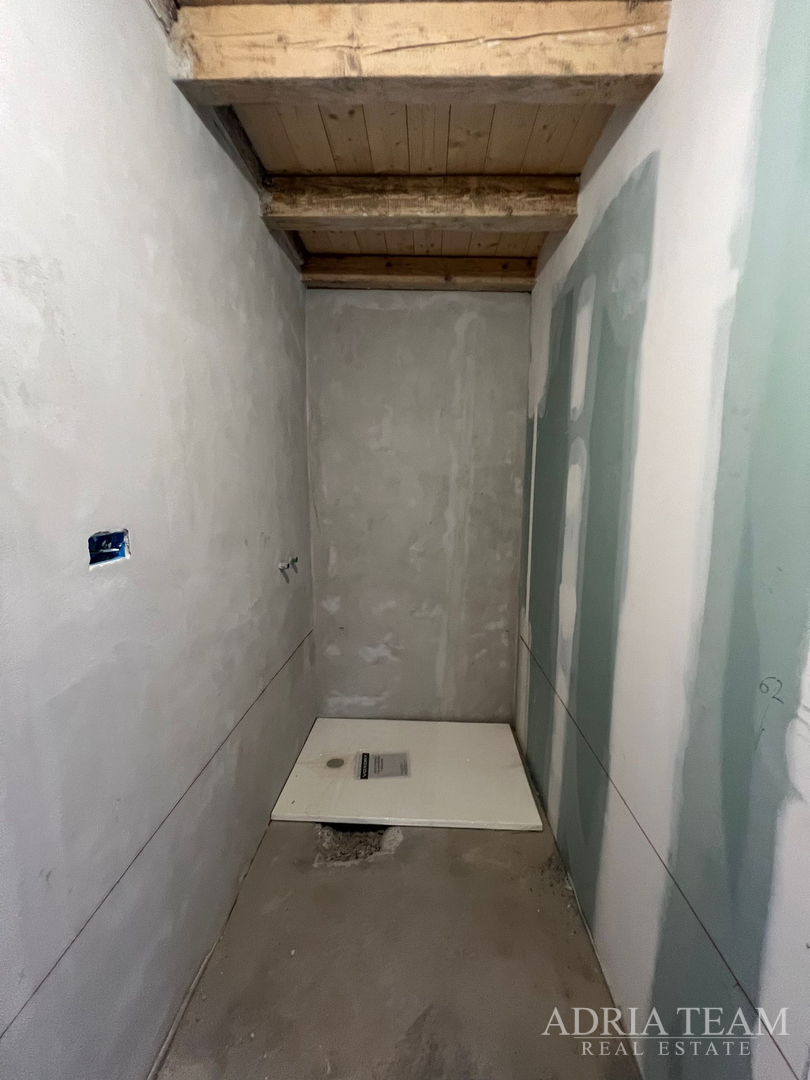 AKCIJA!!! KAMENA KUĆA RUSTIKALNOG UREĐENJA U CENTRU MJESTA - SUTOMIŠĆICA, UGLJAN