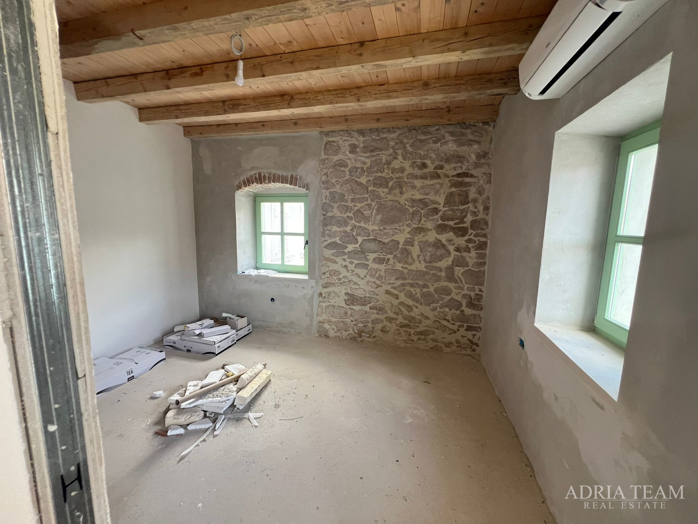 AKCIJA!!! KAMENA KUĆA RUSTIKALNOG UREĐENJA U CENTRU MJESTA - SUTOMIŠĆICA, UGLJAN