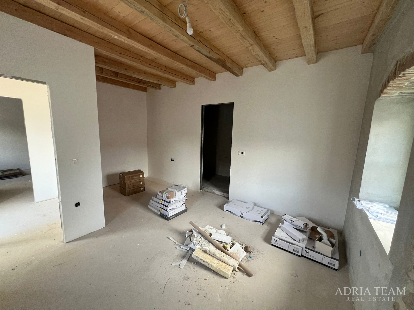 AKCIJA!!! KAMENA KUĆA RUSTIKALNOG UREĐENJA U CENTRU MJESTA - SUTOMIŠĆICA, UGLJAN