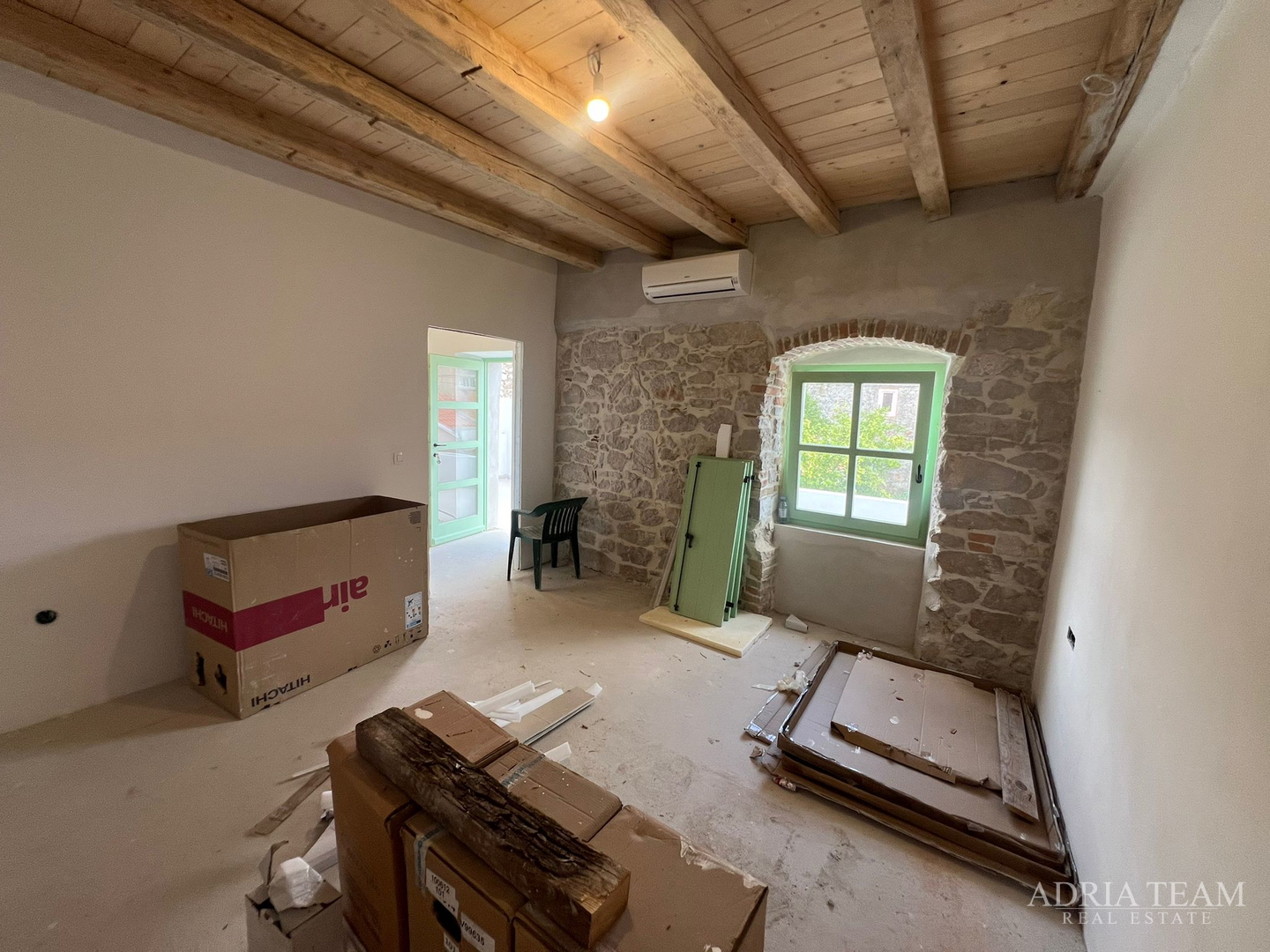 AKCIJA!!! KAMENA KUĆA RUSTIKALNOG UREĐENJA U CENTRU MJESTA - SUTOMIŠĆICA, UGLJAN