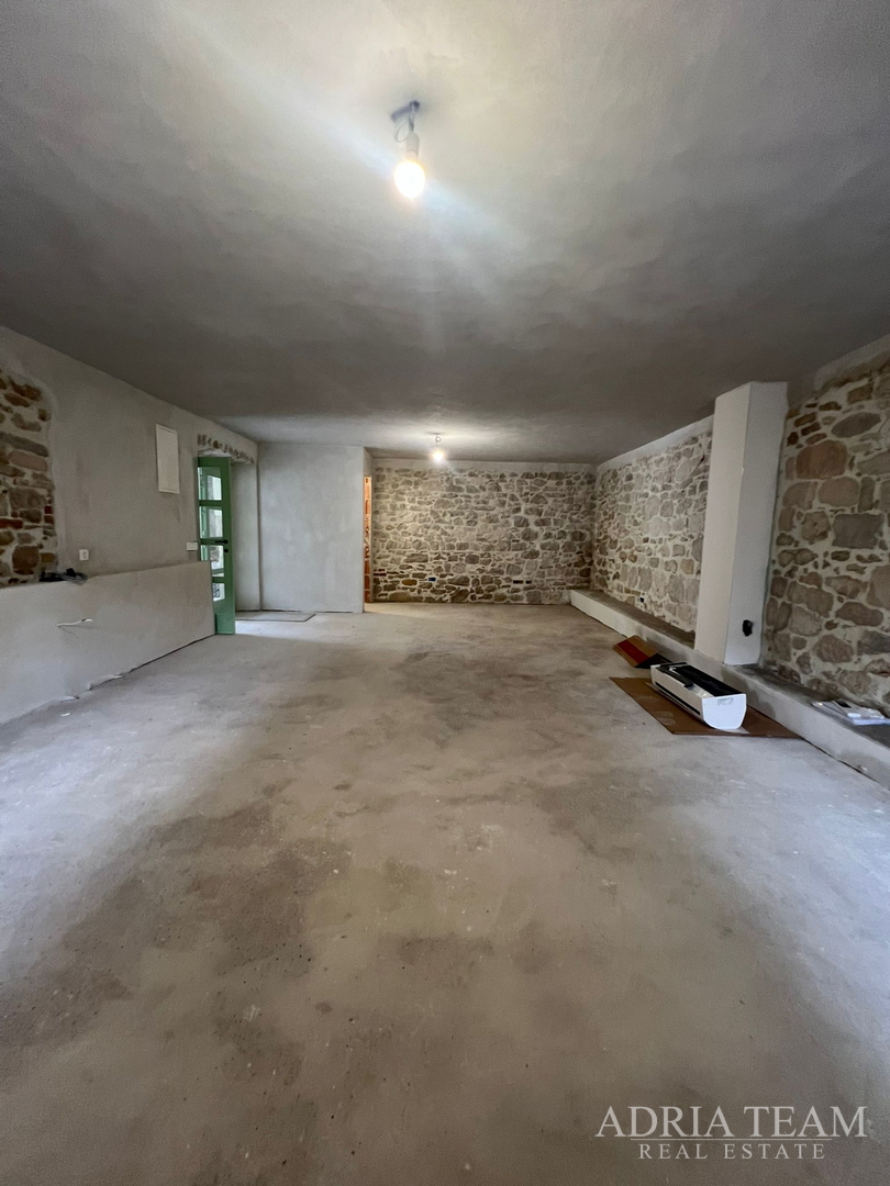 AKCIJA!!! KAMENA KUĆA RUSTIKALNOG UREĐENJA U CENTRU MJESTA - SUTOMIŠĆICA, UGLJAN