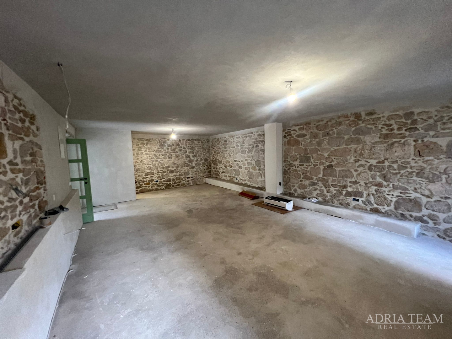 AKCIJA!!! KAMENA KUĆA RUSTIKALNOG UREĐENJA U CENTRU MJESTA - SUTOMIŠĆICA, UGLJAN