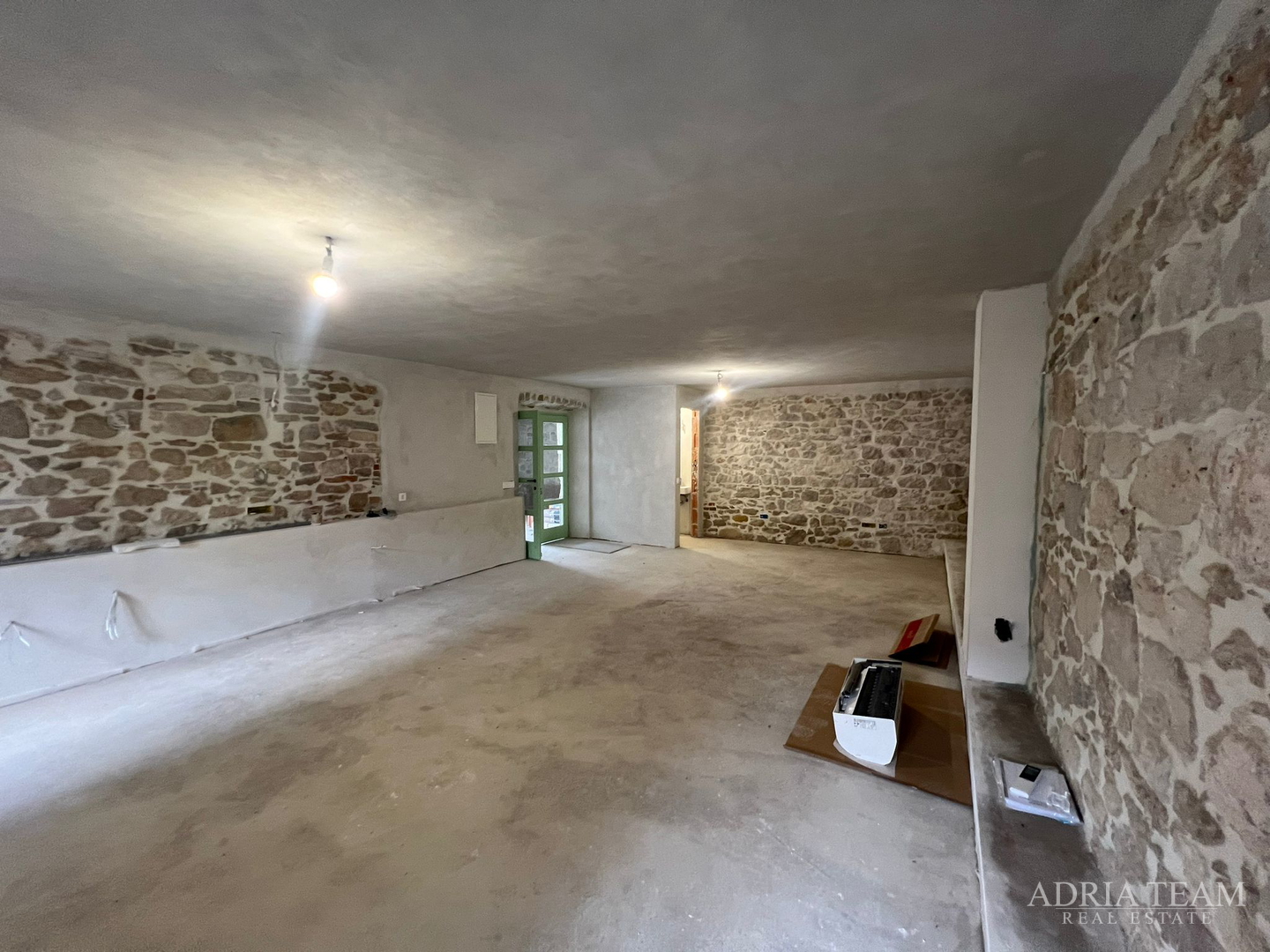 AKCIJA!!! KAMENA KUĆA RUSTIKALNOG UREĐENJA U CENTRU MJESTA - SUTOMIŠĆICA, UGLJAN