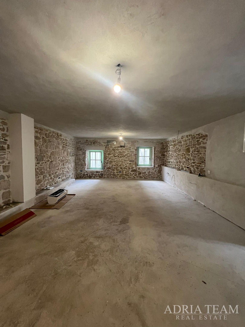 AKCIJA!!! KAMENA KUĆA RUSTIKALNOG UREĐENJA U CENTRU MJESTA - SUTOMIŠĆICA, UGLJAN