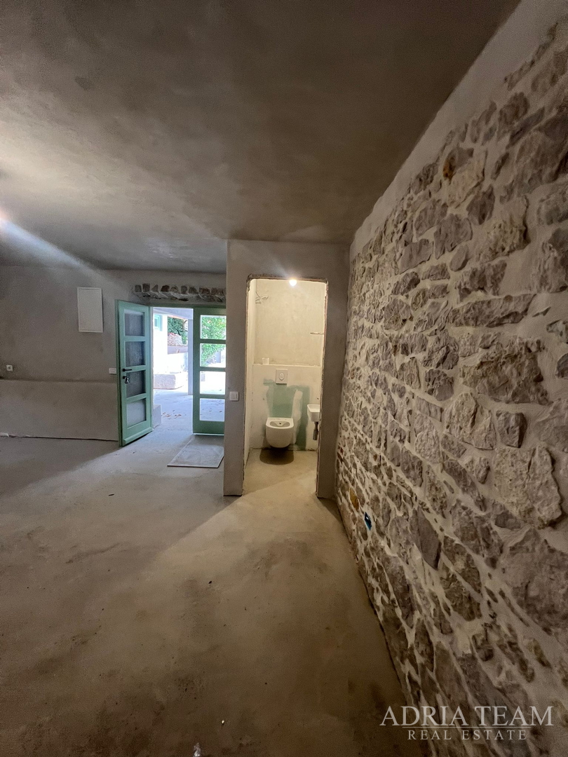 AKCIJA!!! KAMENA KUĆA RUSTIKALNOG UREĐENJA U CENTRU MJESTA - SUTOMIŠĆICA, UGLJAN