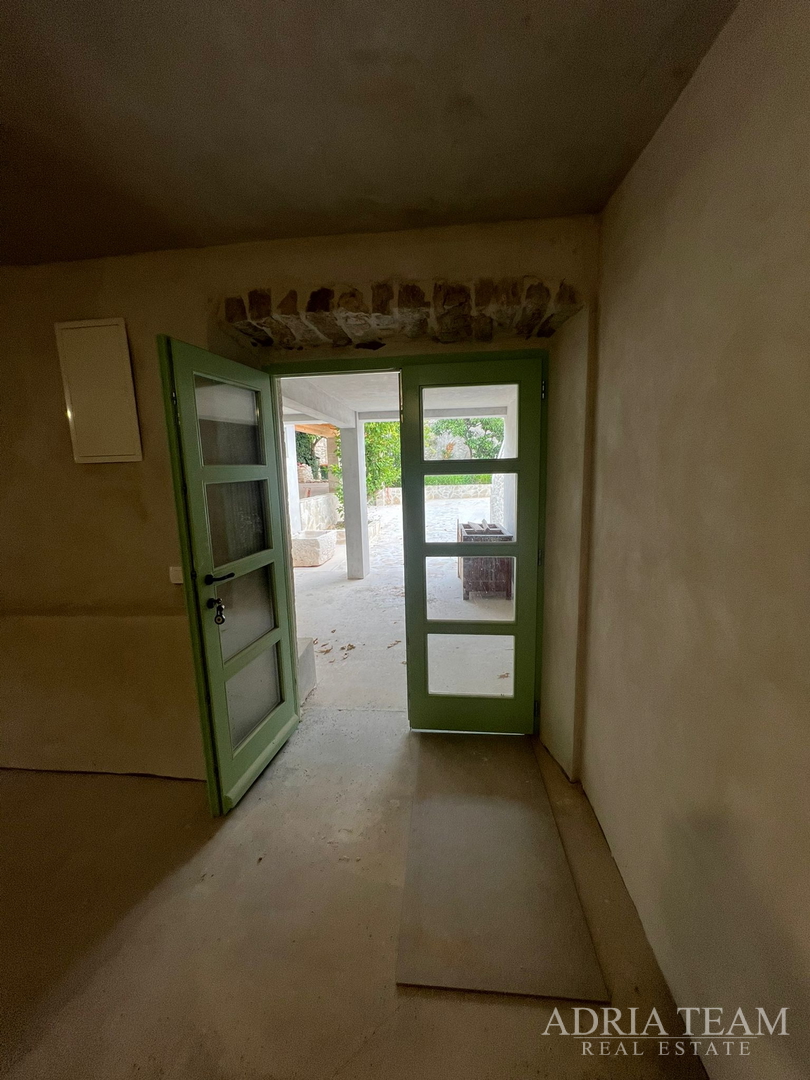 AKCIJA!!! KAMENA KUĆA RUSTIKALNOG UREĐENJA U CENTRU MJESTA - SUTOMIŠĆICA, UGLJAN