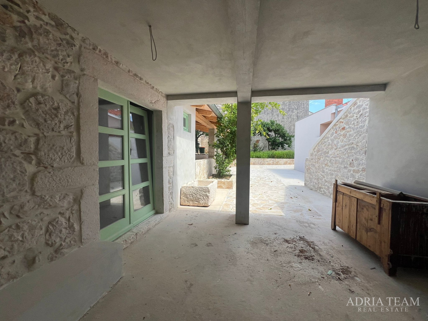 AKCIJA!!! KAMENA KUĆA RUSTIKALNOG UREĐENJA U CENTRU MJESTA - SUTOMIŠĆICA, UGLJAN