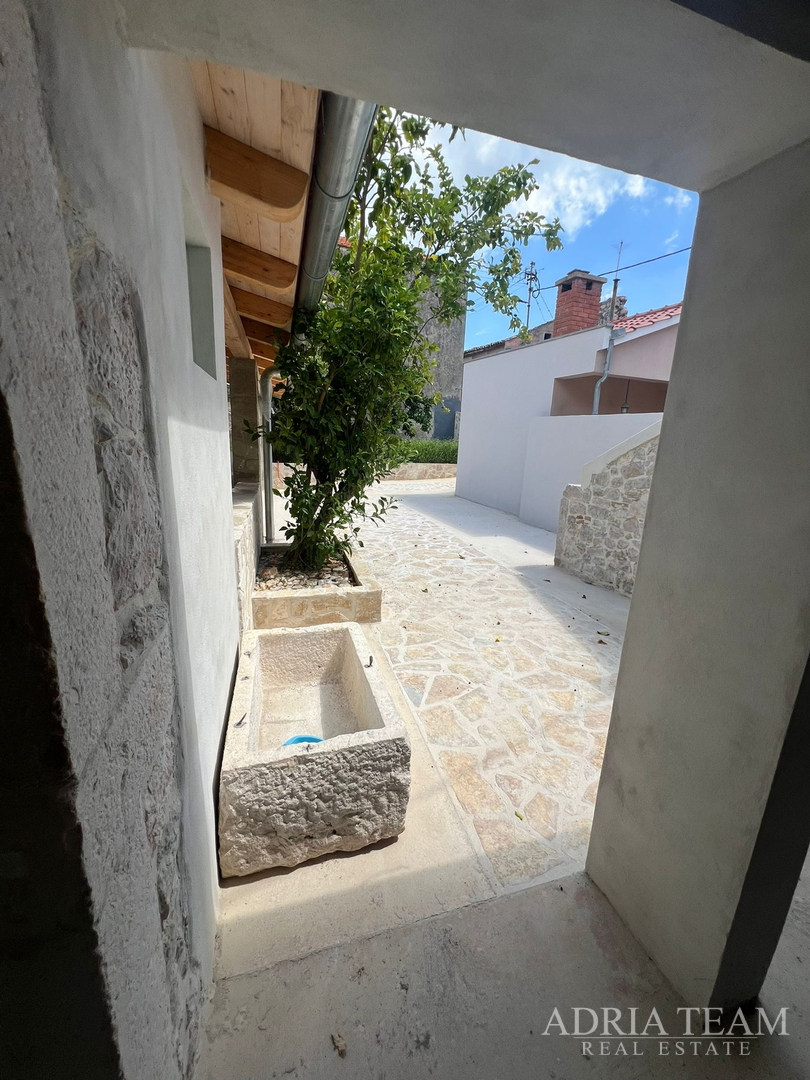 AKCIJA!!! KAMENA KUĆA RUSTIKALNOG UREĐENJA U CENTRU MJESTA - SUTOMIŠĆICA, UGLJAN