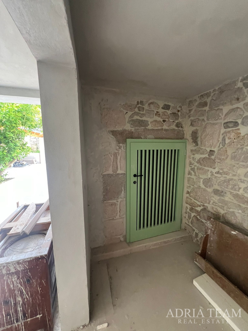 AKCIJA!!! KAMENA KUĆA RUSTIKALNOG UREĐENJA U CENTRU MJESTA - SUTOMIŠĆICA, UGLJAN