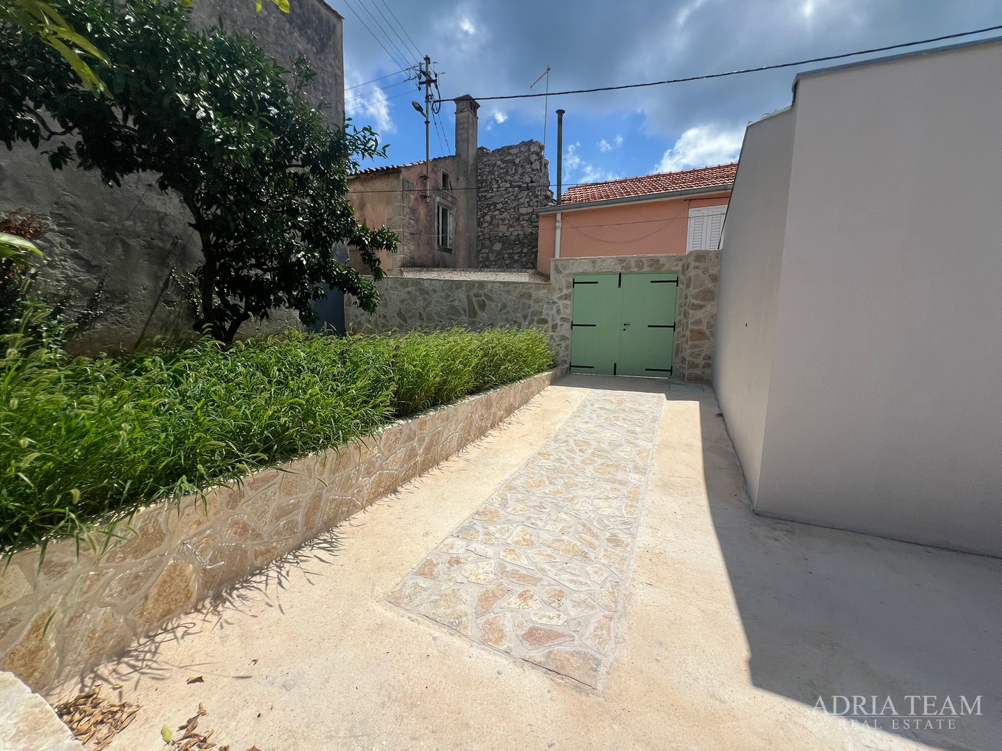 AKCIJA!!! KAMENA KUĆA RUSTIKALNOG UREĐENJA U CENTRU MJESTA - SUTOMIŠĆICA, UGLJAN