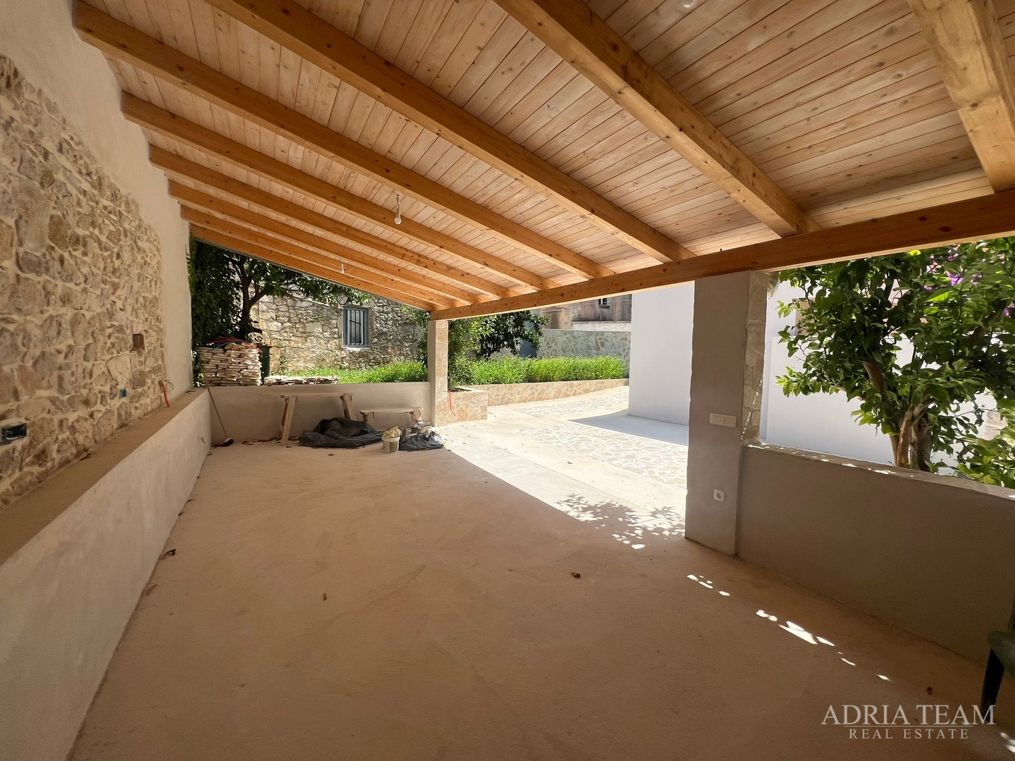 AKCIJA!!! KAMENA KUĆA RUSTIKALNOG UREĐENJA U CENTRU MJESTA - SUTOMIŠĆICA, UGLJAN