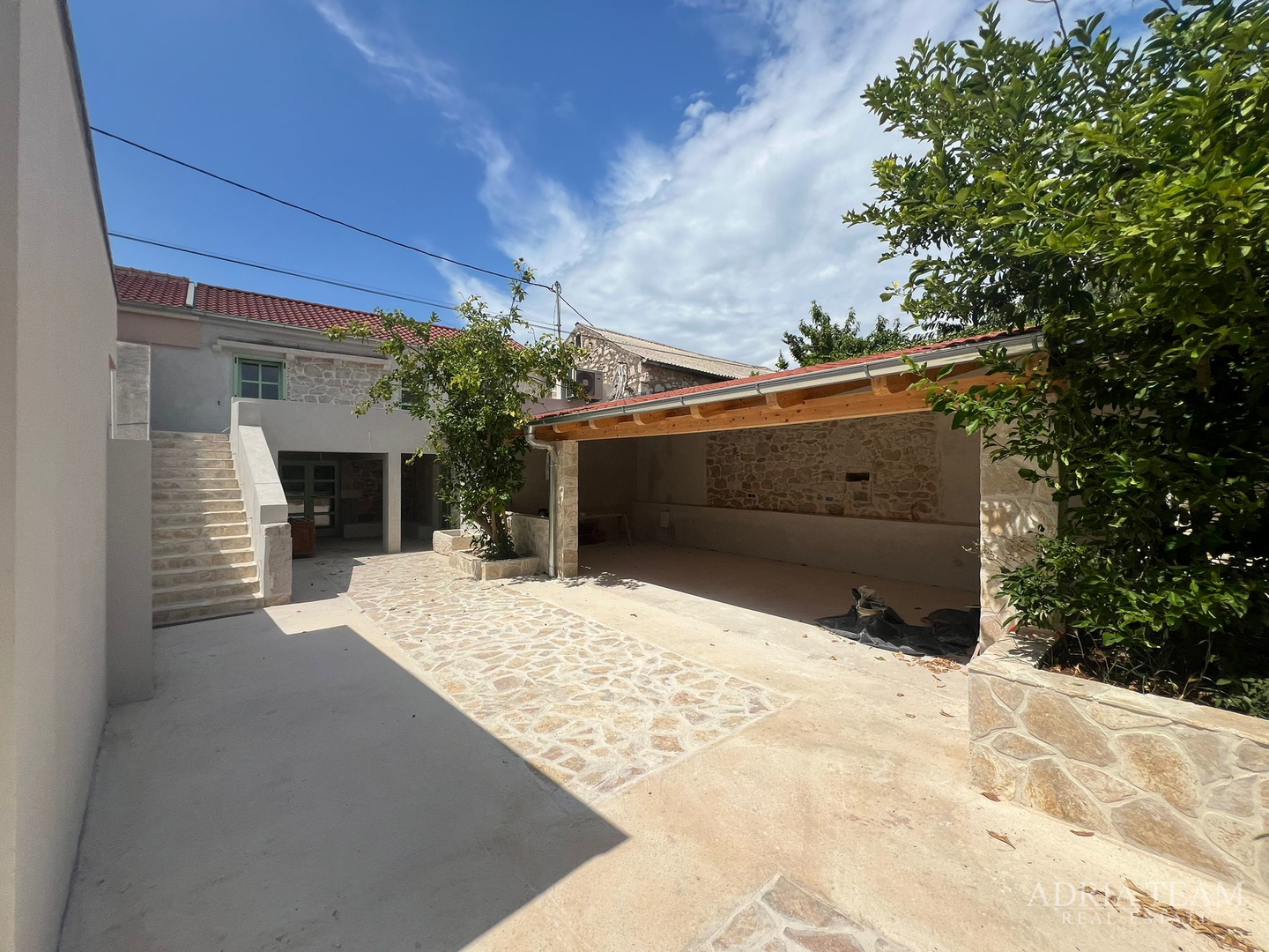 AKCIJA!!! KAMENA KUĆA RUSTIKALNOG UREĐENJA U CENTRU MJESTA - SUTOMIŠĆICA, UGLJAN