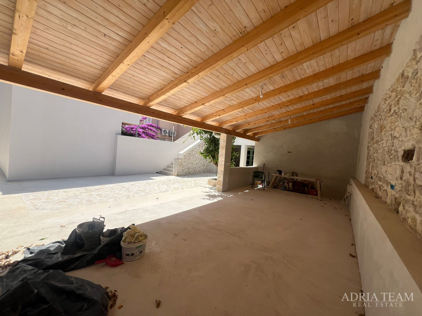 AKCIJA!!! KAMENA KUĆA RUSTIKALNOG UREĐENJA U CENTRU MJESTA - SUTOMIŠĆICA, UGLJAN