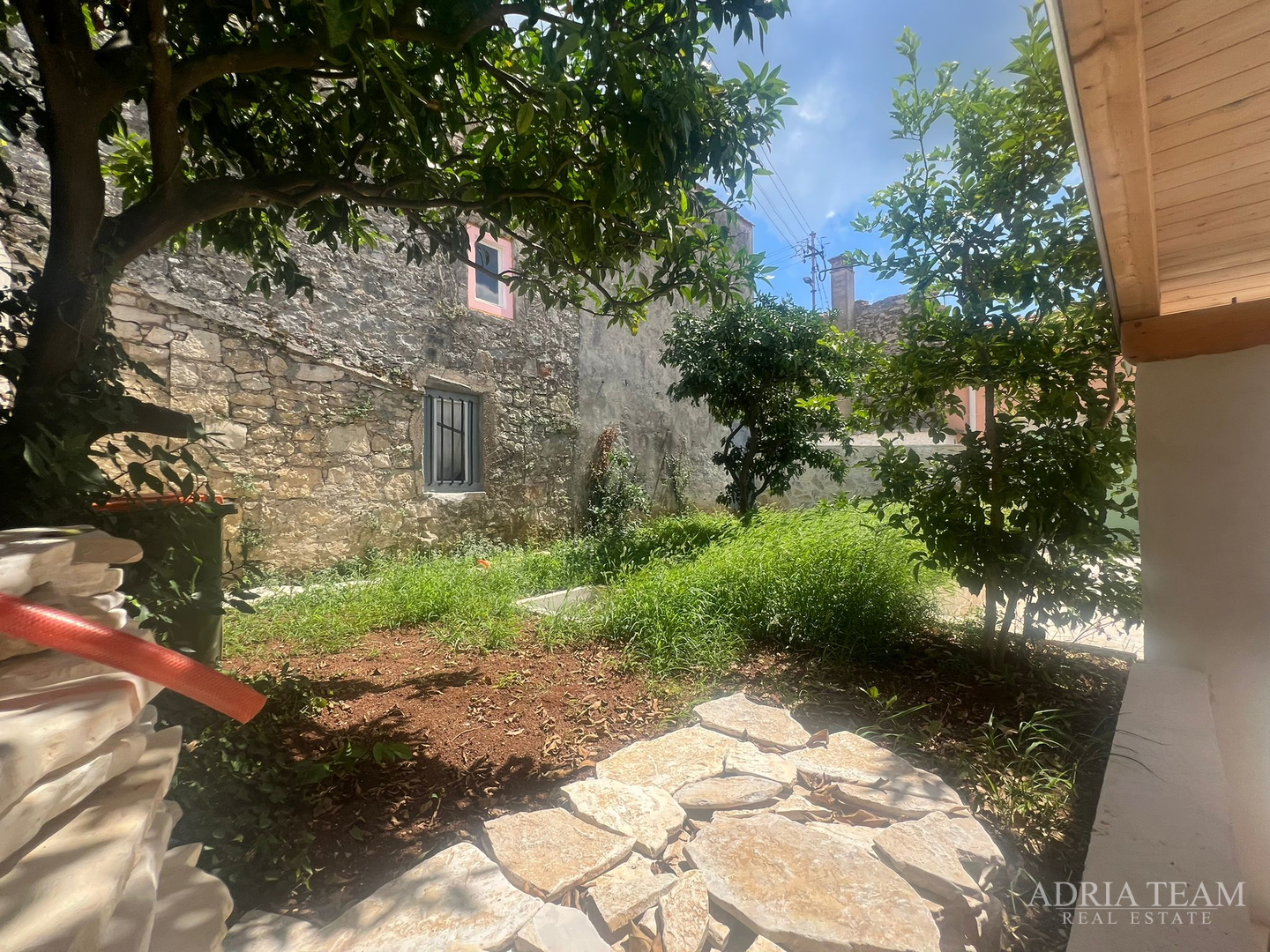 AKCIJA!!! KAMENA KUĆA RUSTIKALNOG UREĐENJA U CENTRU MJESTA - SUTOMIŠĆICA, UGLJAN