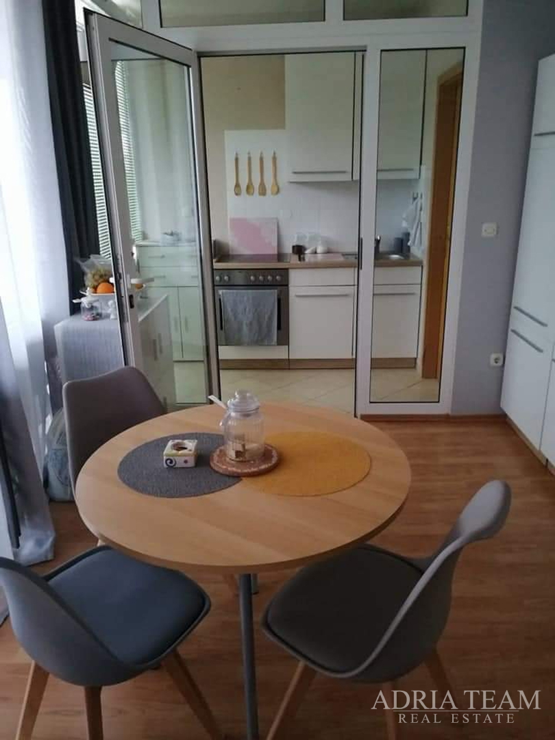 ONE BEDROOM APARTMENT, EXCELLENT OPPORTUNITY FOR COMMERCIAL OR RESIDENTIAL SPACE - BILI BRIG, ZADAR
