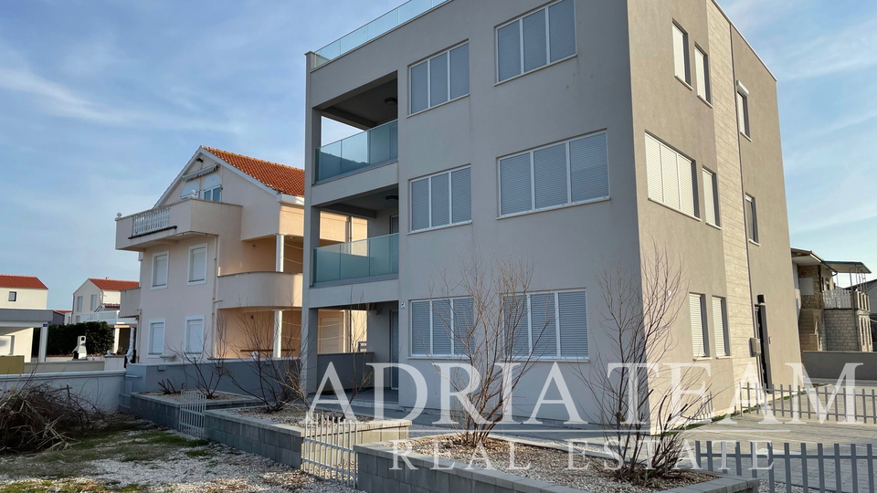 APARTMÁN V PRVNÍ ŘADĚ K MOŘI, KOMPLETNĚ ZAŘÍZENÝ - VIR