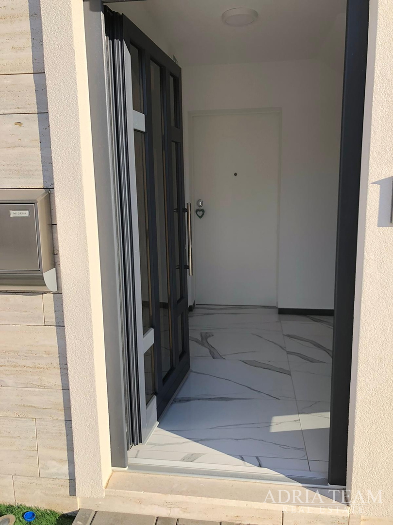 APARTMENT IN THE FIRST ROW TO THE SEA, FULLY FURNISHED - VIR