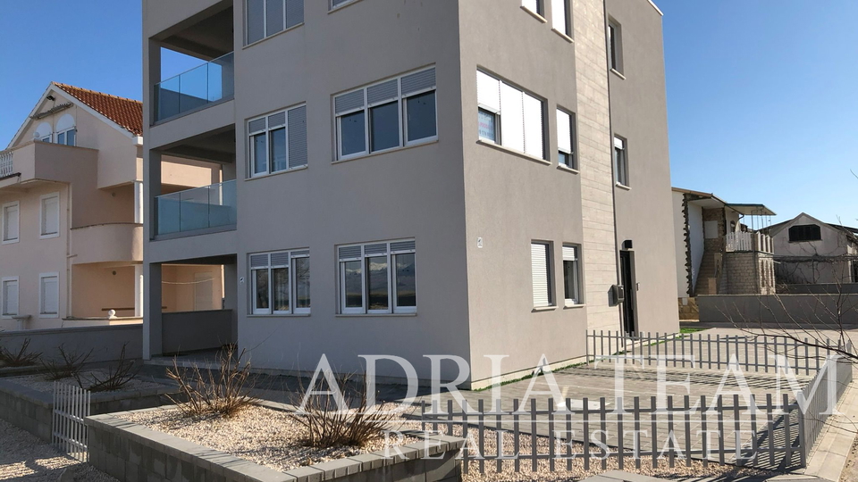 APARTMÁN V PRVNÍ ŘADĚ K MOŘI, KOMPLETNĚ ZAŘÍZENÝ - VIR