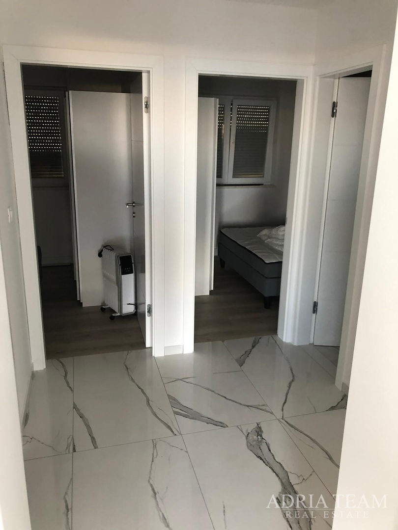 APARTMENT IN THE FIRST ROW TO THE SEA, FULLY FURNISHED - VIR