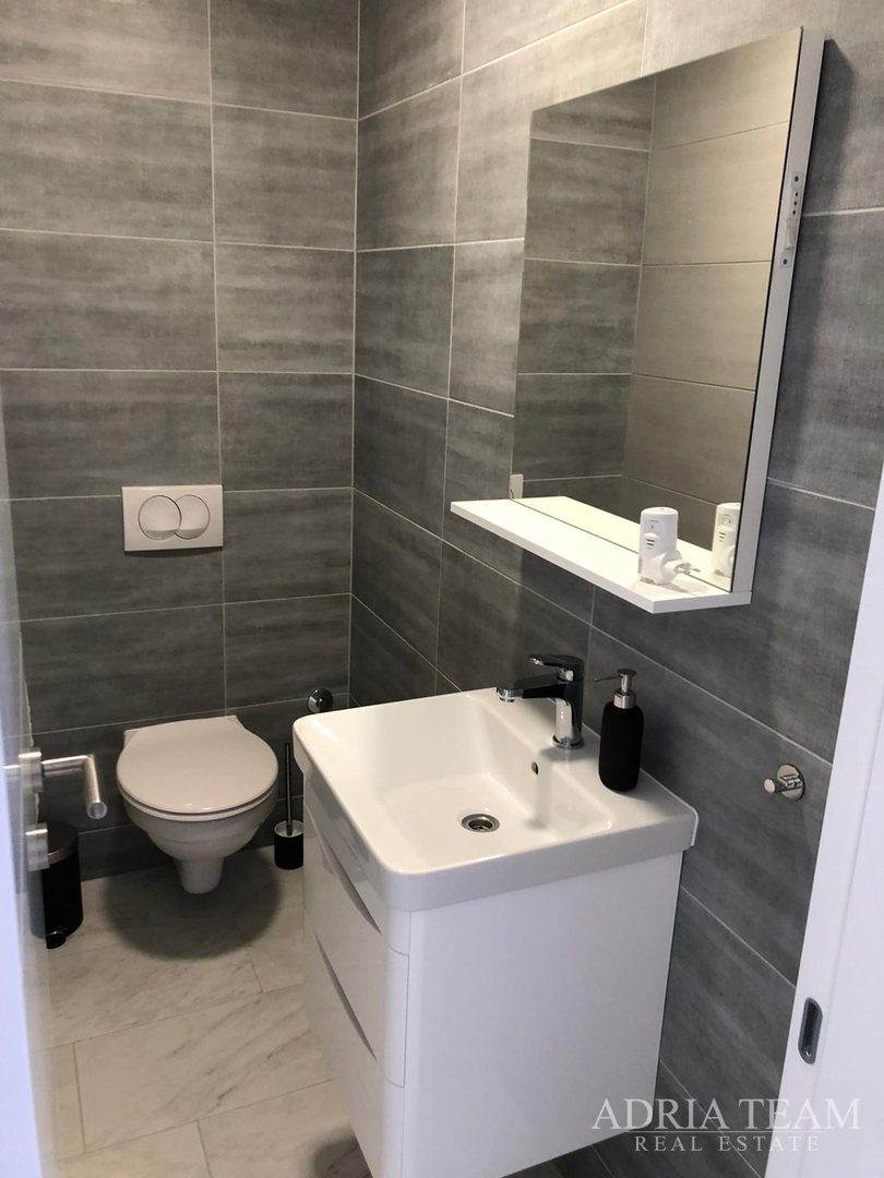 APARTMENT IN THE FIRST ROW TO THE SEA, FULLY FURNISHED - VIR