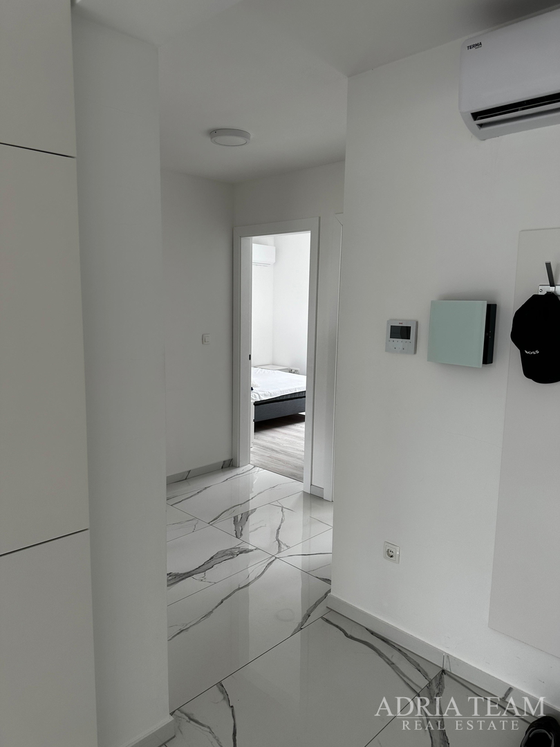 APARTMENT IN THE FIRST ROW TO THE SEA, FULLY FURNISHED - VIR