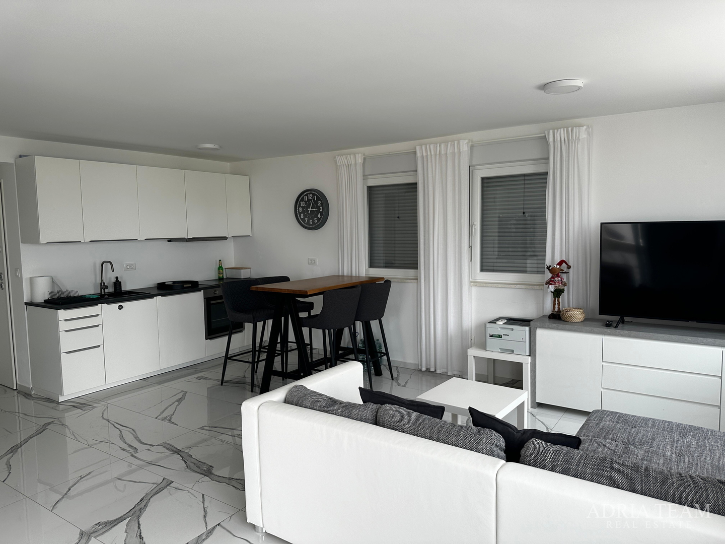 APARTMENT IN THE FIRST ROW TO THE SEA, FULLY FURNISHED - VIR