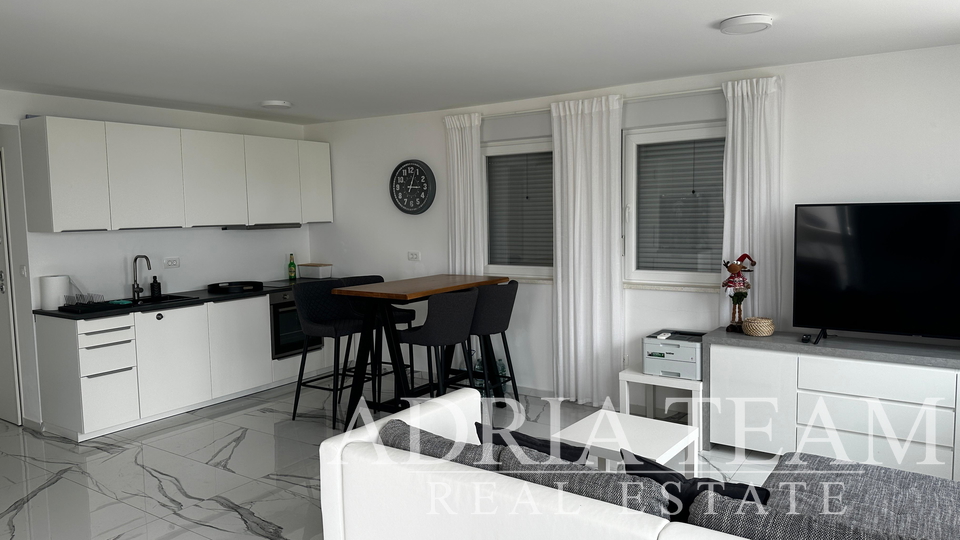 APARTMÁN V PRVNÍ ŘADĚ K MOŘI, KOMPLETNĚ ZAŘÍZENÝ - VIR