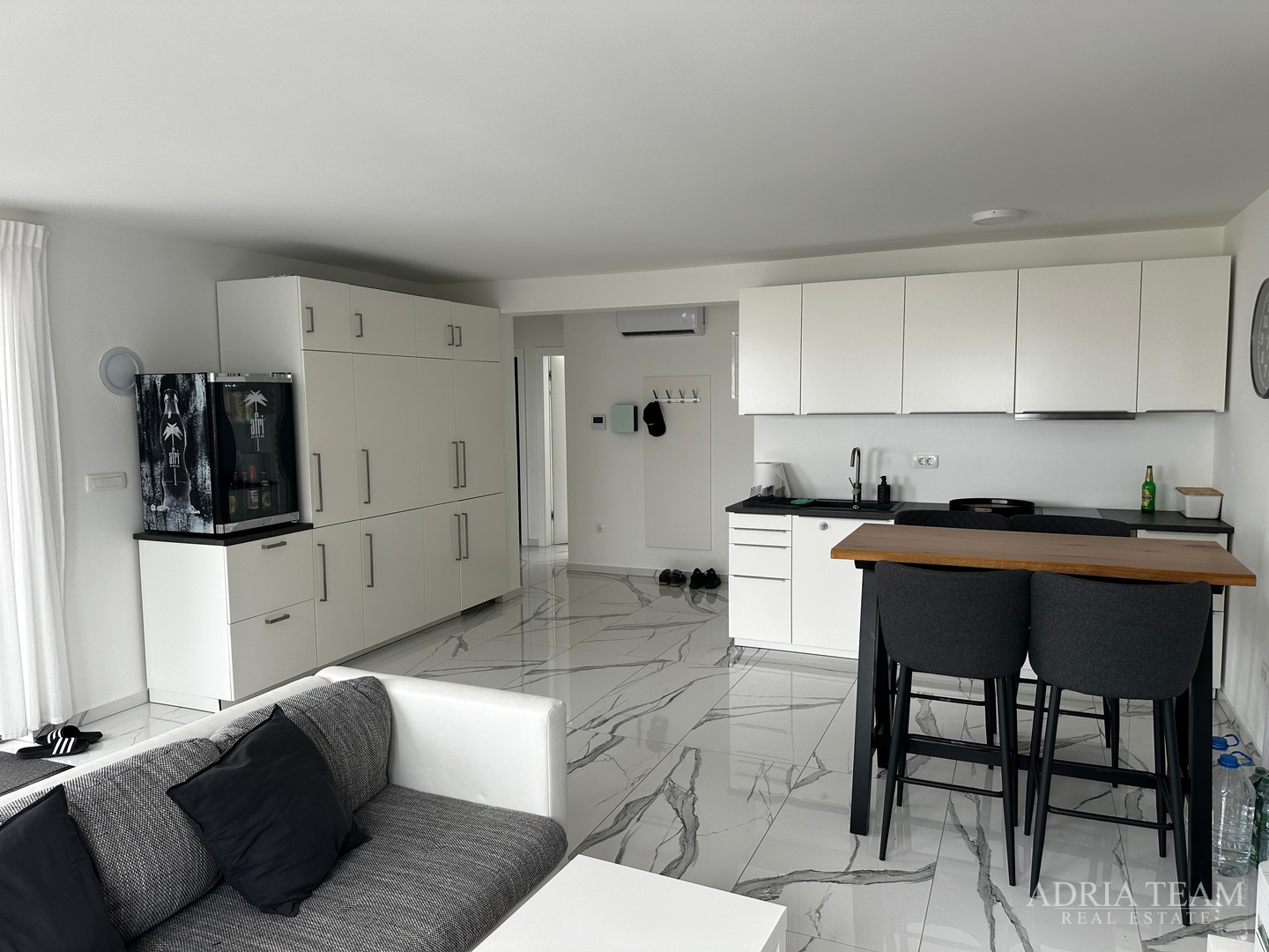 APARTMENT IN THE FIRST ROW TO THE SEA, FULLY FURNISHED - VIR