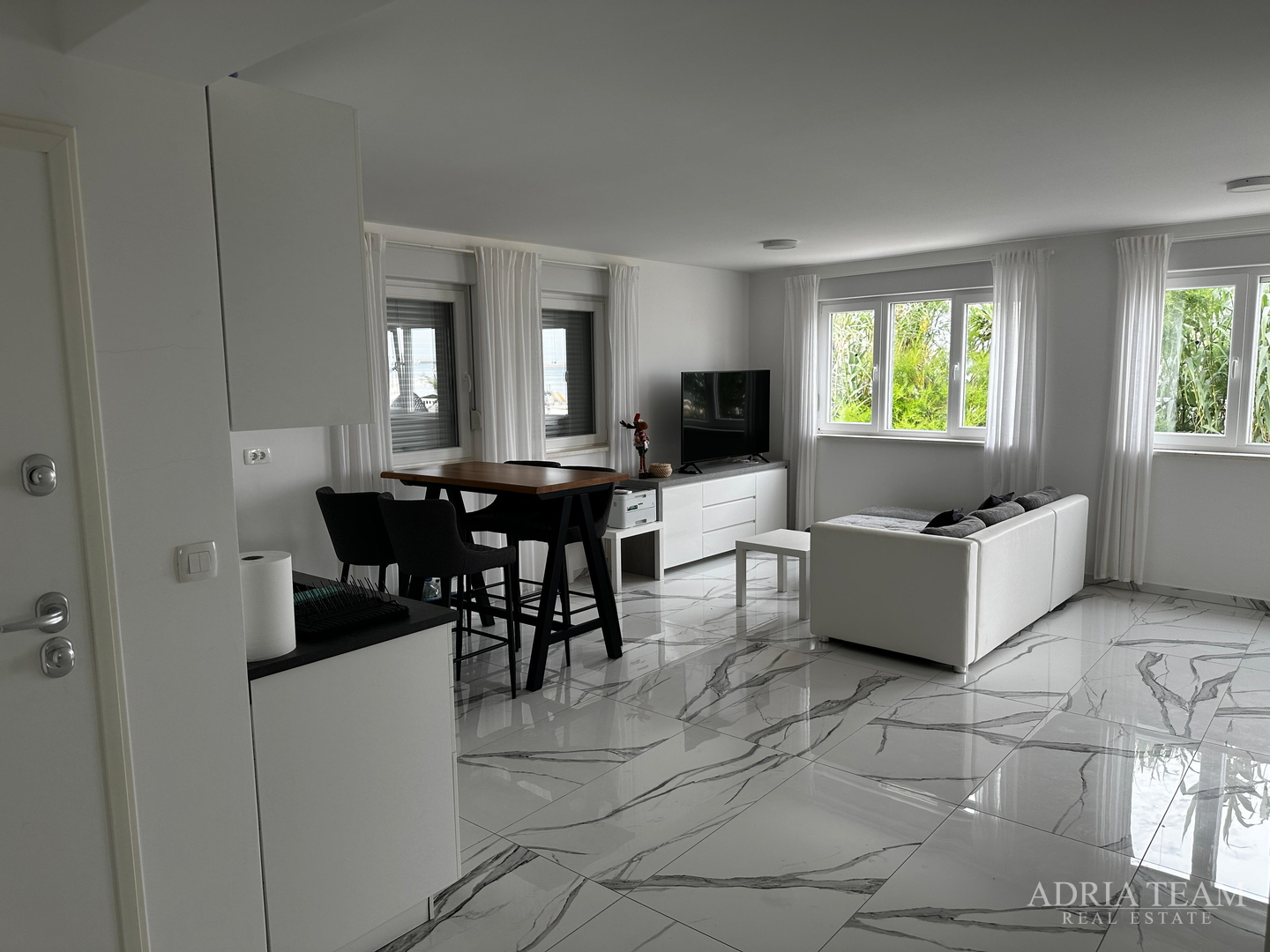 APARTMENT IN THE FIRST ROW TO THE SEA, FULLY FURNISHED - VIR