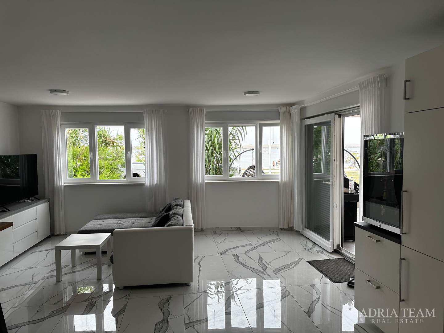 APARTMENT IN THE FIRST ROW TO THE SEA, FULLY FURNISHED - VIR
