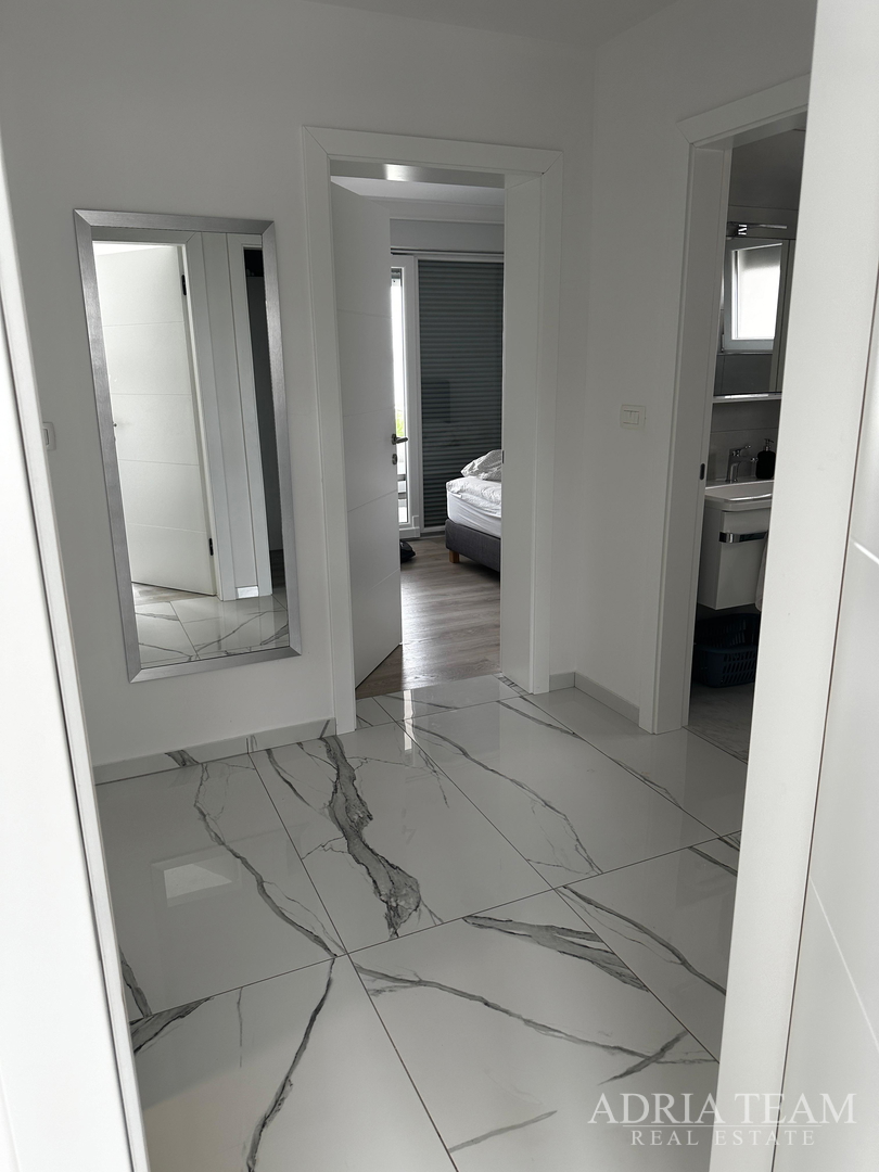 APARTMENT IN THE FIRST ROW TO THE SEA, FULLY FURNISHED - VIR