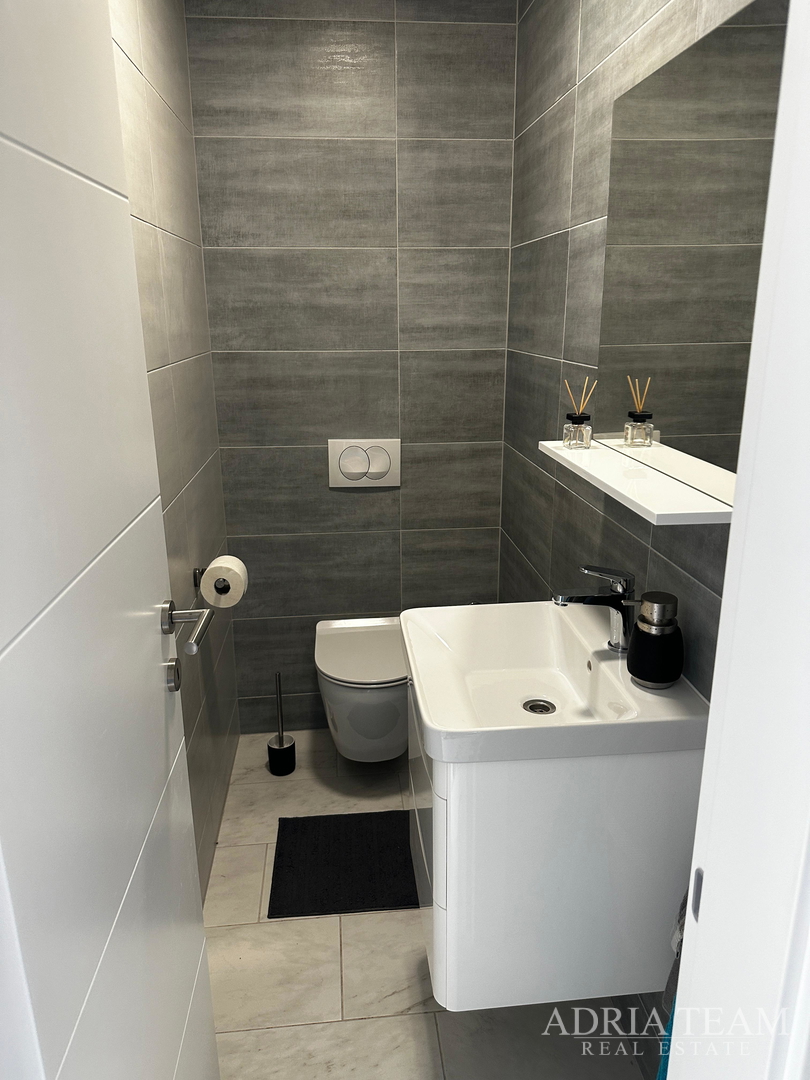 APARTMENT IN THE FIRST ROW TO THE SEA, FULLY FURNISHED - VIR