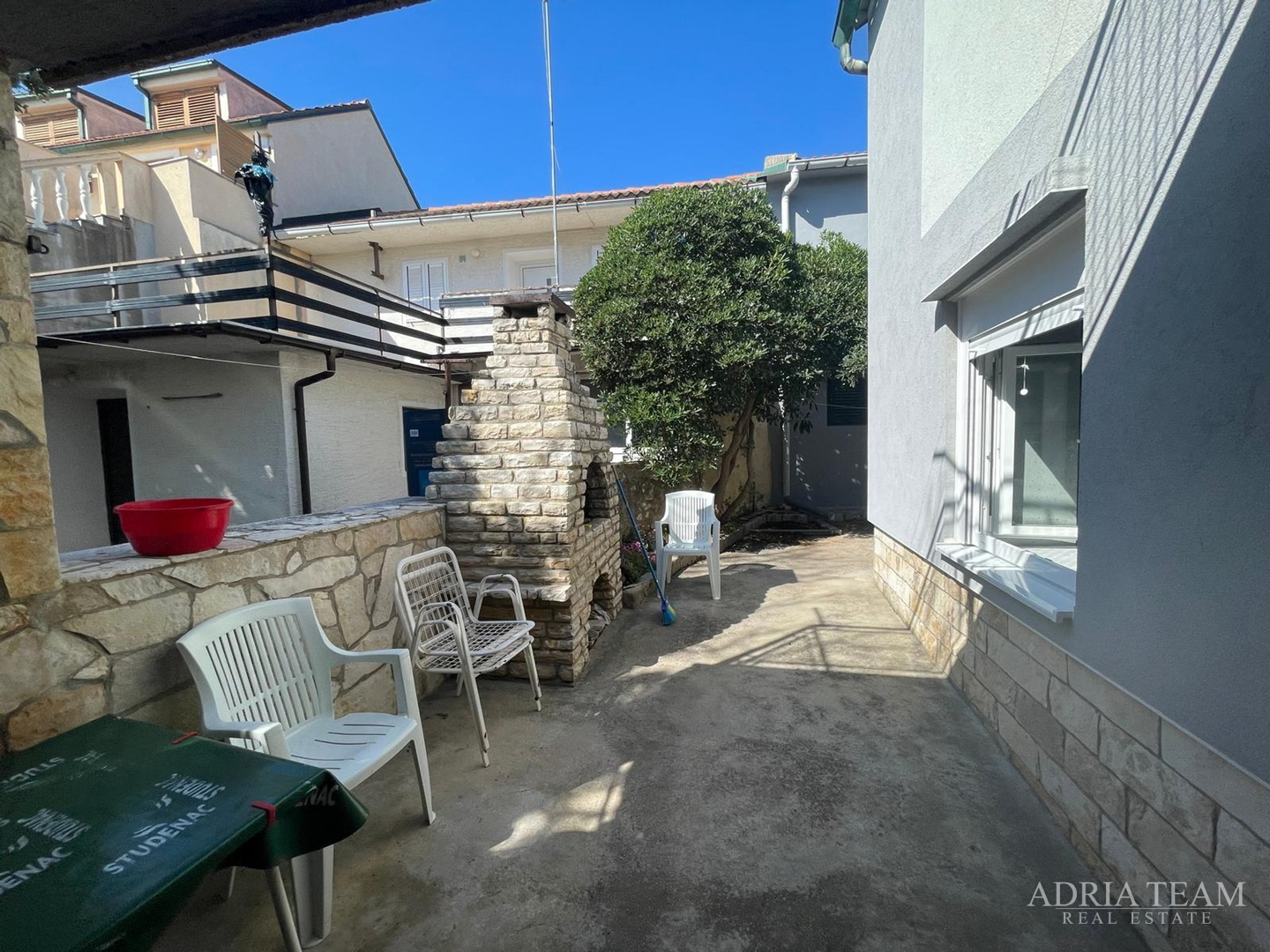 KUĆA UDALJENA 650 m OD MORA, CENTAR - POVLJANA, PAG