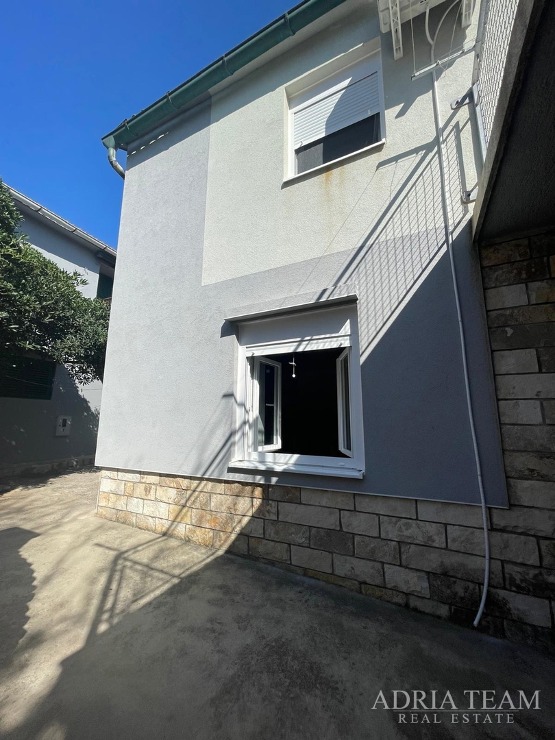 KUĆA UDALJENA 650 m OD MORA, CENTAR - POVLJANA, PAG