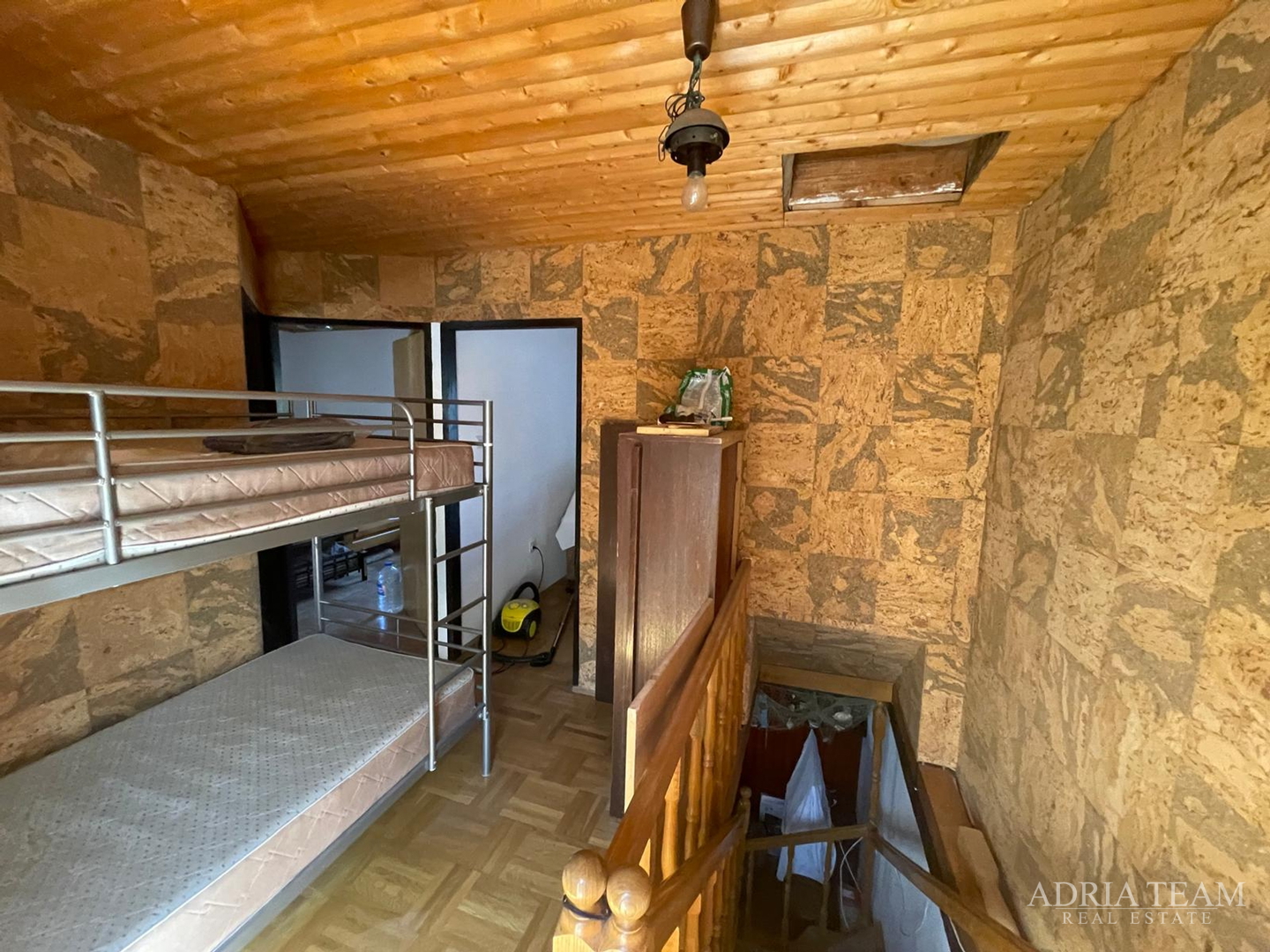 KUĆA UDALJENA 650 m OD MORA, CENTAR - POVLJANA, PAG