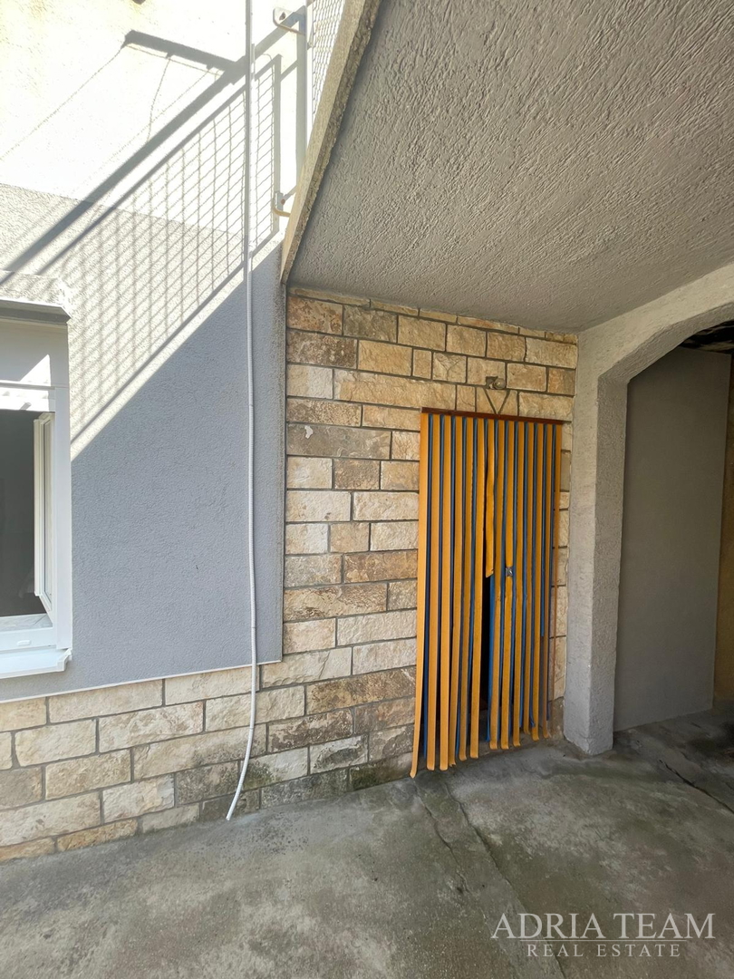 KUĆA UDALJENA 650 m OD MORA, CENTAR - POVLJANA, PAG