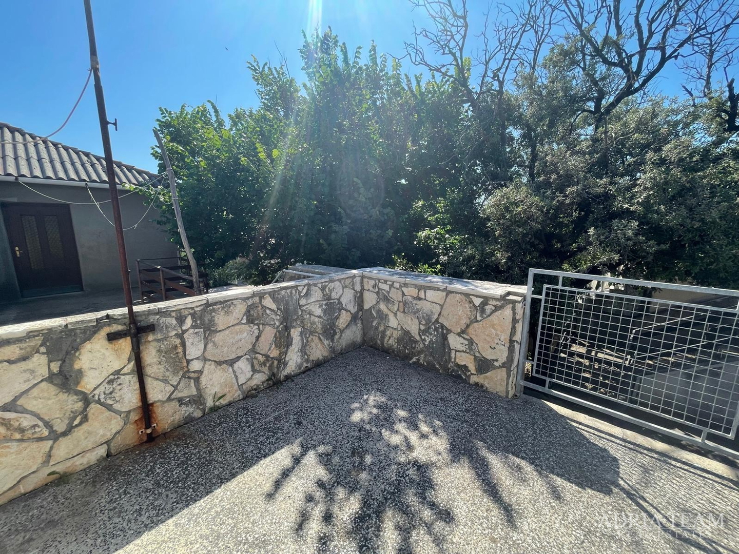 KUĆA UDALJENA 650 m OD MORA, CENTAR - POVLJANA, PAG