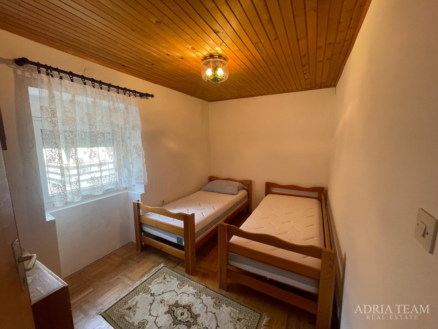 KUĆA UDALJENA 650 m OD MORA, CENTAR - POVLJANA, PAG