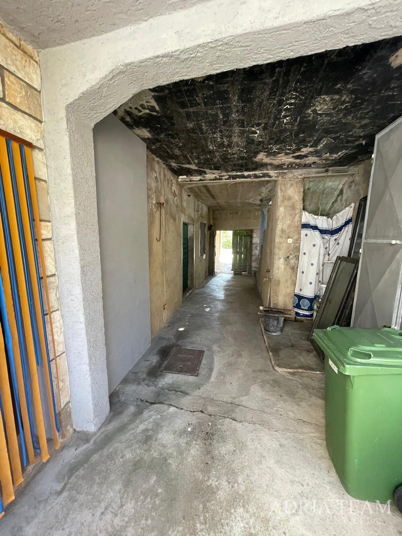 KUĆA UDALJENA 650 m OD MORA, CENTAR - POVLJANA, PAG