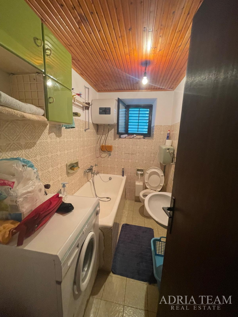 KUĆA UDALJENA 650 m OD MORA, CENTAR - POVLJANA, PAG