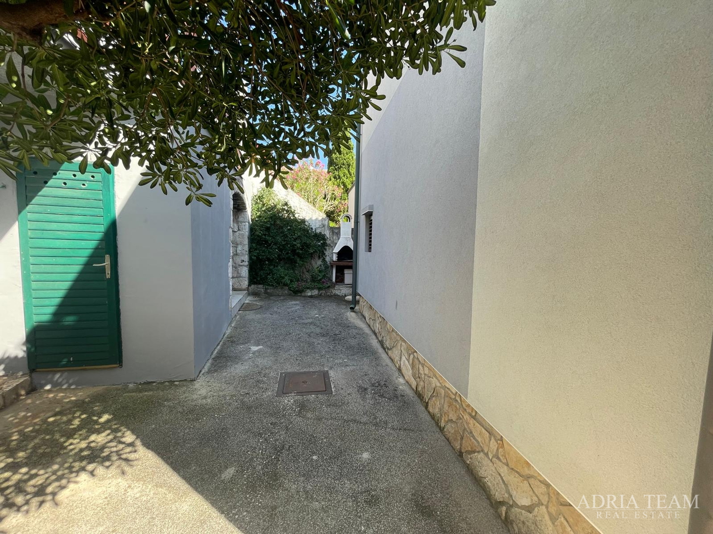 KUĆA UDALJENA 650 m OD MORA, CENTAR - POVLJANA, PAG