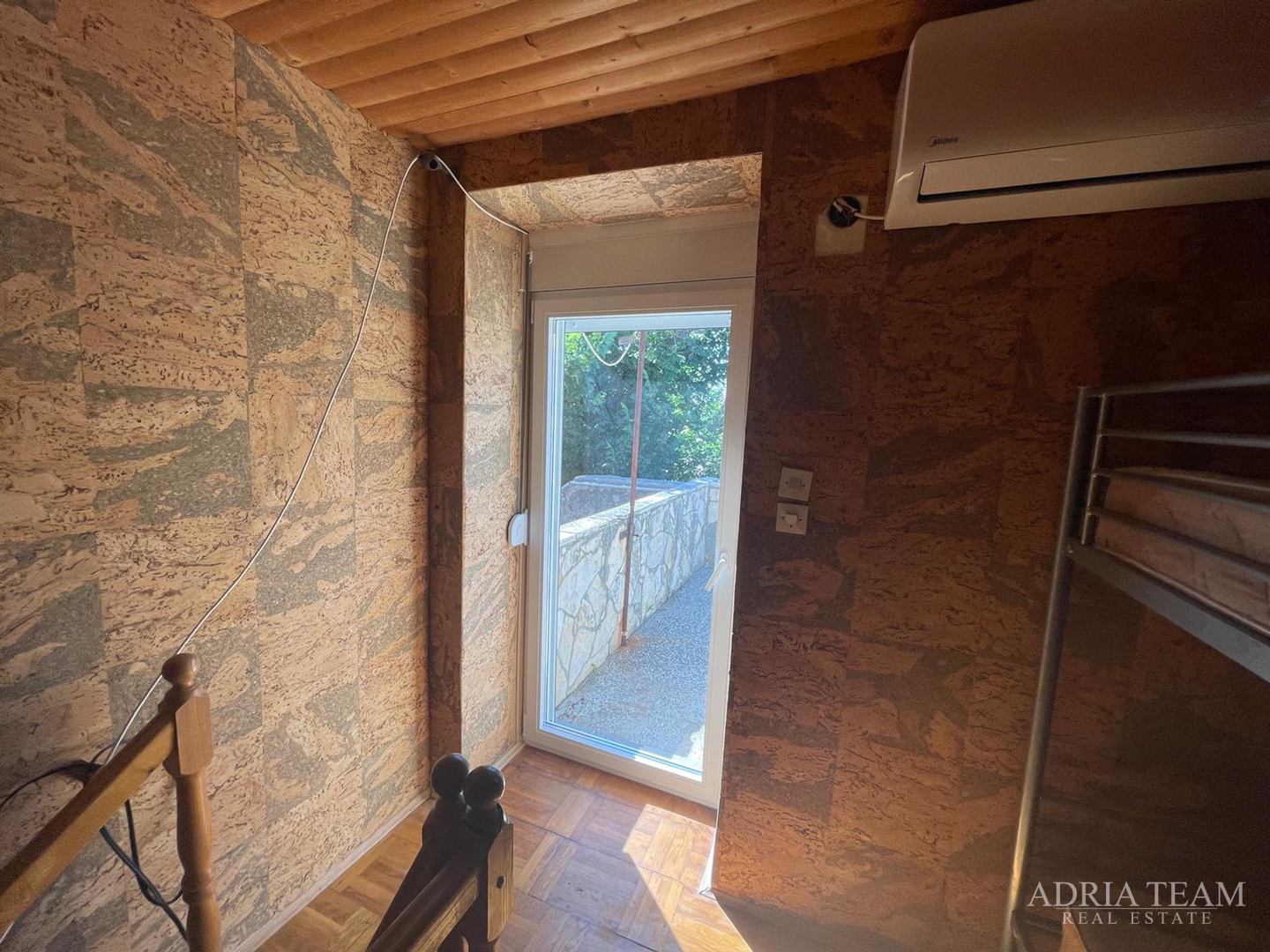 KUĆA UDALJENA 650 m OD MORA, CENTAR - POVLJANA, PAG