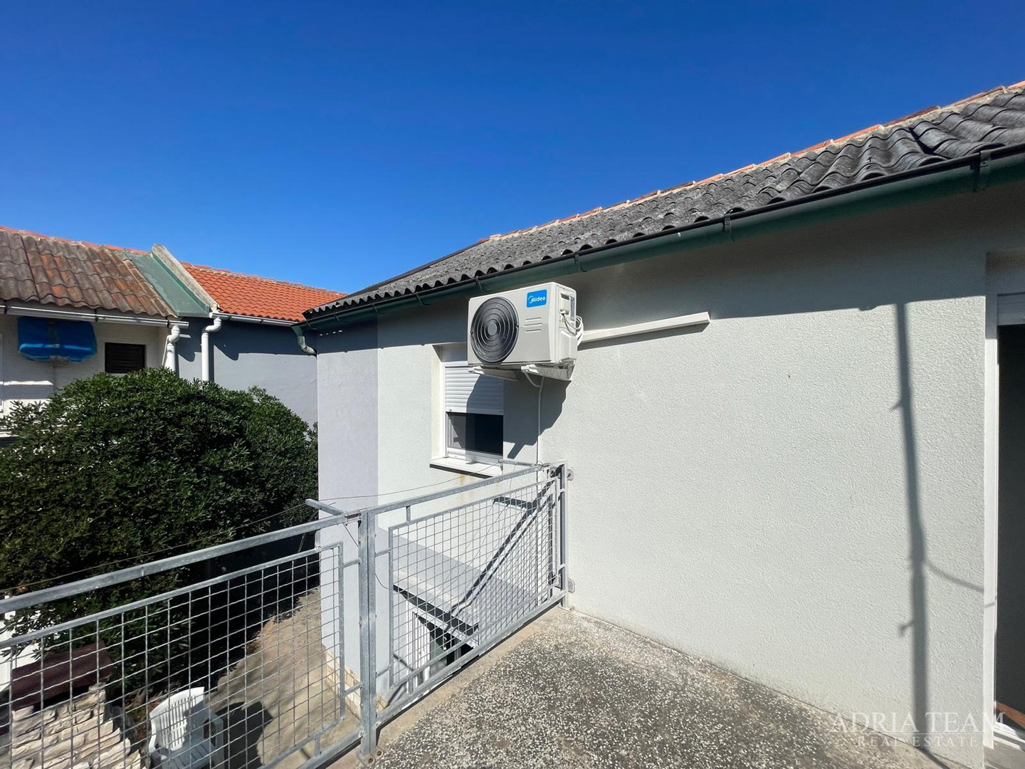 KUĆA UDALJENA 650 m OD MORA, CENTAR - POVLJANA, PAG