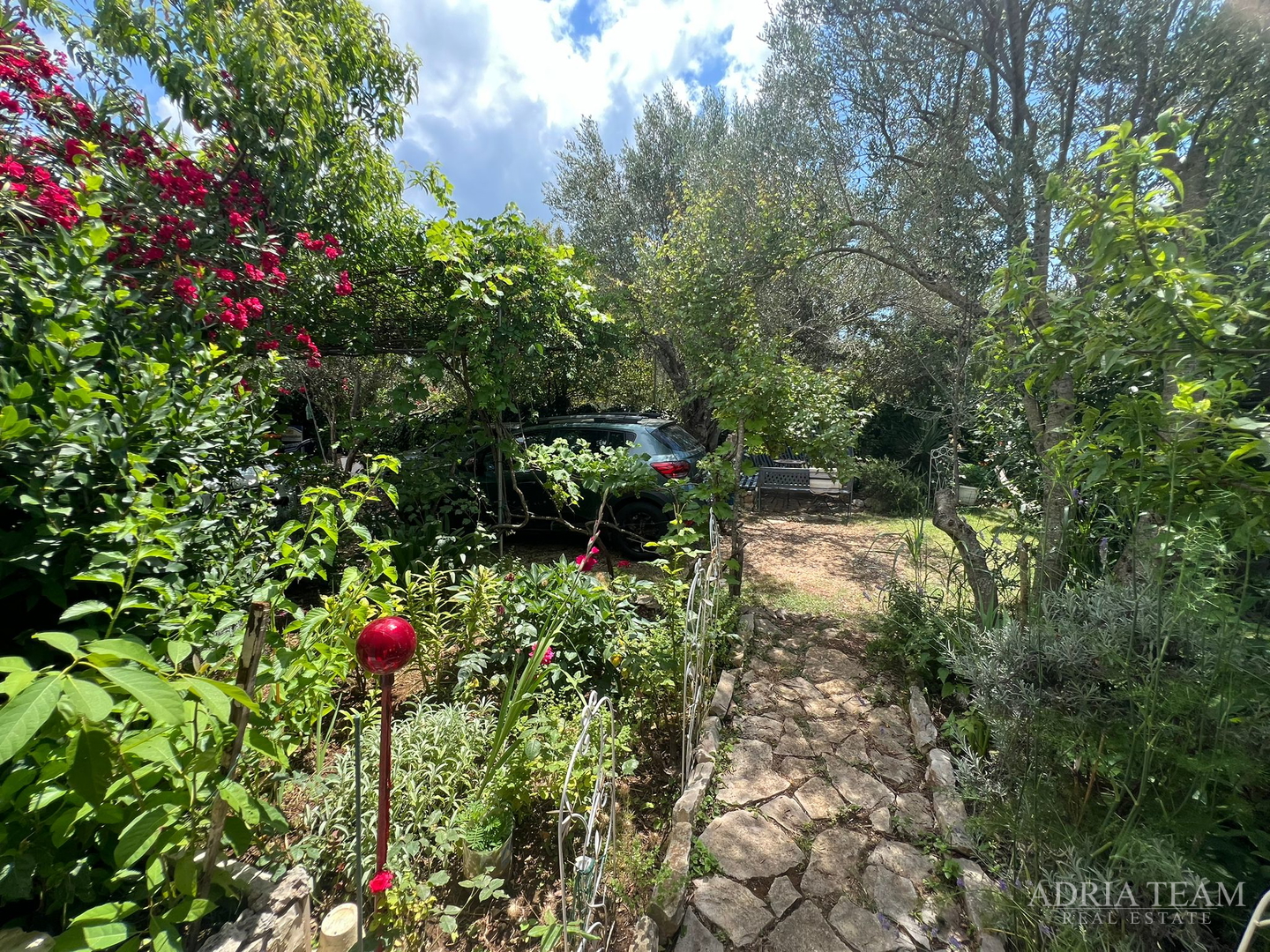 KUĆA S TRI STAMBENE JEDINICE I UREĐENIM VRTOM - NEVIĐANE, PAŠMAN