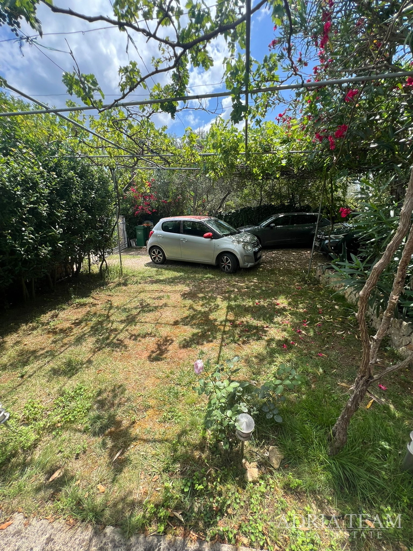 KUĆA S TRI STAMBENE JEDINICE I UREĐENIM VRTOM - NEVIĐANE, PAŠMAN