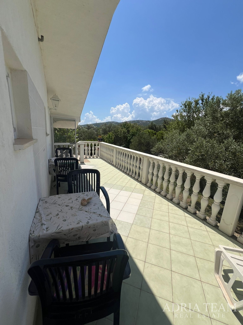 KUĆA S TRI STAMBENE JEDINICE I UREĐENIM VRTOM - NEVIĐANE, PAŠMAN